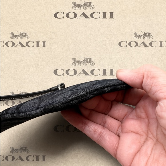 β¨ COACH Black Signature Jacquard Wristlet | EUC | MSRP $98 β¨ - Picture 4 of 7